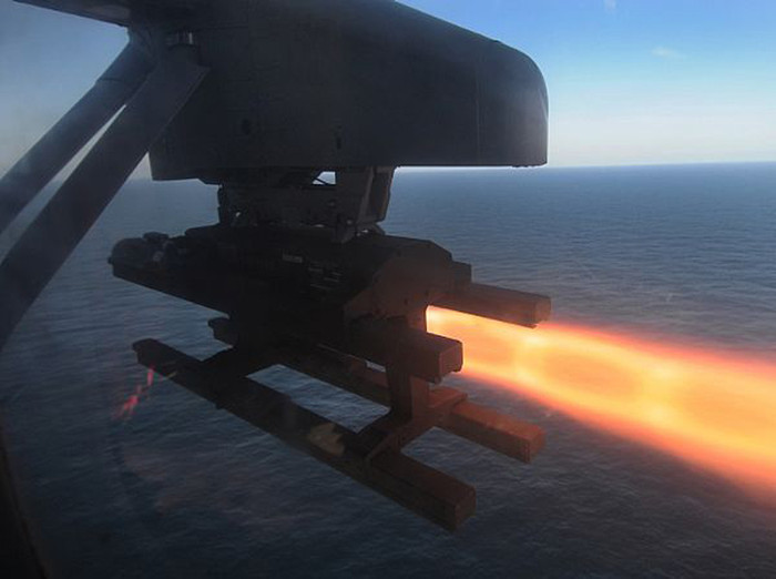 Norfolk (27/8/2012): Tên lửa Hellfire được phóng máy bay trực thăng MH-60 Hawk.