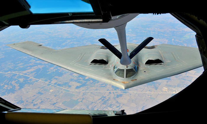 Oanh tạc cơ B-2 Spirit thuộc Phi đội máy bay ném bom 509 được tiếp nhiên liệu từ máy bay chở dầu KC-135 Stratotanker.