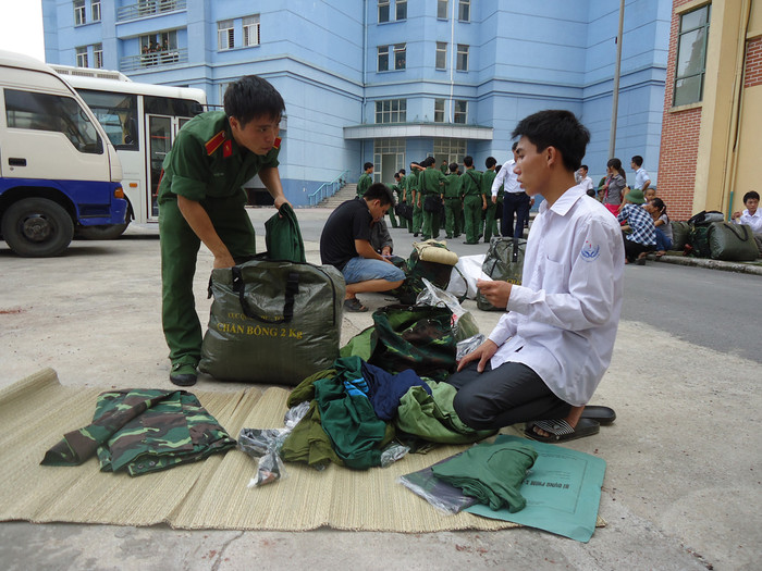 Có lẽ đây là lần đầu tiên các em được tận mắt nhìn, tận tay sờ vào những thứ mà các em chỉ được biết qua phim ảnh và tư liệu. Đó là những bộ quần áo, những đôi giày quân nhu, những chiếc mũ kê-pi…Tất cả sẽ đi theo các em trong suốt thời gian huấn luyện ở trường Sĩ quan Lục quân I (nay là trường Đại học Trần Quốc Tuấn) và học tập tại học viện sau này. Có lẽ đây là lần đầu tiên các em được tận mắt nhìn, tận tay sờ vào những thứ mà các em chỉ được biết qua phim ảnh và tư liệu. Đó là những bộ quần áo, những đôi giày quân nhu, những chiếc mũ kê-pi…Tất cả sẽ đi theo các em trong suốt thời gian huấn luyện ở trường Sĩ quan Lục quân I (nay là trường Đại học Trần Quốc Tuấn) và học tập tại học viện sau này.