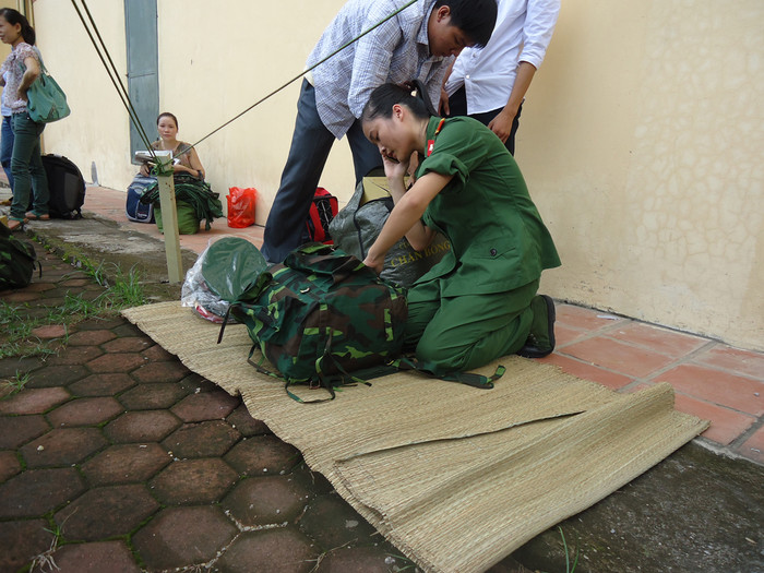 Với các em, việc sắp xếp quân trang sao cho gọn gàng để dễ dàng mang vác thật không hề đơn giản. Nhưng được sự giúp đỡ nhiệt tình của các anh chị khóa trên, các em đã không còn cảm thấy bỡ ngỡ như lúc mới bước chân vào học viện nữa. Với các em, việc sắp xếp quân trang sao cho gọn gàng để dễ dàng mang vác thật không hề đơn giản. Nhưng được sự giúp đỡ nhiệt tình của các anh chị khóa trên, các em đã không còn cảm thấy bỡ ngỡ như lúc mới bước chân vào học viện nữa.
