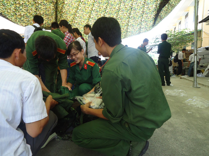 Hôm nay cũng là một ngày khá vất vả đối với các anh chị khóa trên. Đón các em vào trường, làm hướng dẫn viên cho các em, giúp các em sắp xếp, mang vác quân tư trang cá nhân…Nhưng tất thảy đều cảm thấy rất vui và tự hào. Hôm nay cũng là một ngày khá vất vả đối với các anh chị khóa trên. Đón các em vào trường, làm hướng dẫn viên cho các em, giúp các em sắp xếp, mang vác quân tư trang cá nhân…Nhưng tất thảy đều cảm thấy rất vui và tự hào.