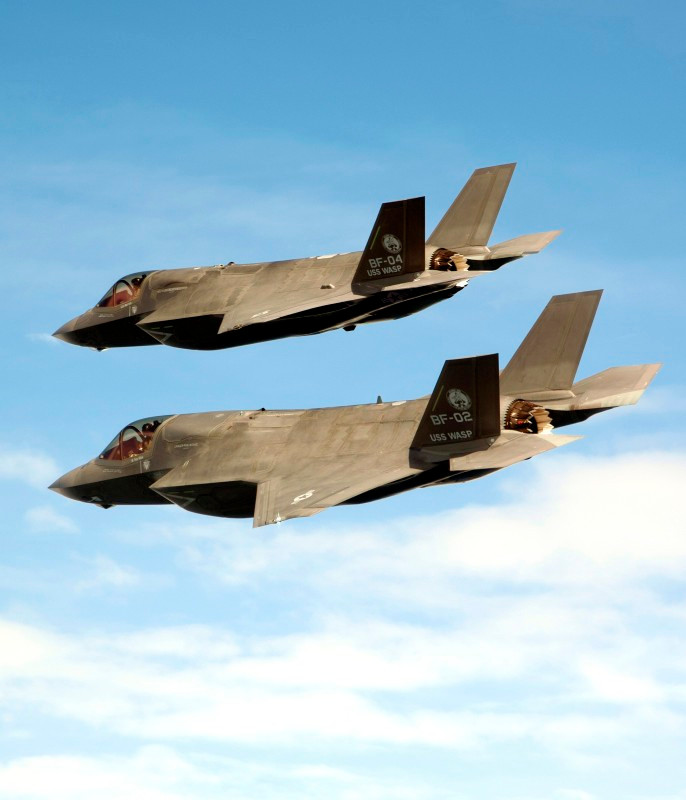 Hai chiếc tiêm kích thế hệ năm F-35B (số hiệu BF-2 và BF-4) bay thử nghiệm trên Đại Tây Dương.