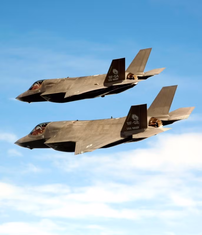 Hai chiếc tiêm kích thế hệ năm F-35B (số hiệu BF-2 và BF-4) bay thử nghiệm trên Đại Tây Dương.