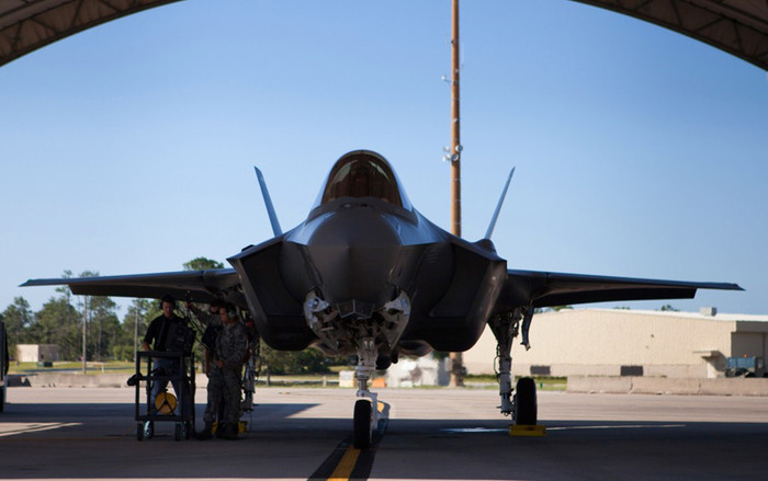Máy bay tiêm kích thế hệ năm F-35B tại căn cứ Không quân Eglin.