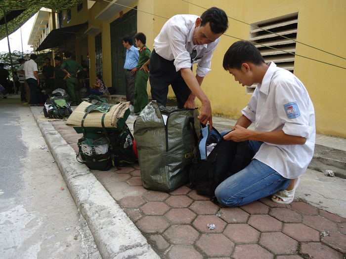 Những chiếc ba lô đã được các em gói buộc rất cẩn thận và gọn gàng. Những chiếc ba lô đã được các em gói buộc rất cẩn thận và gọn gàng.