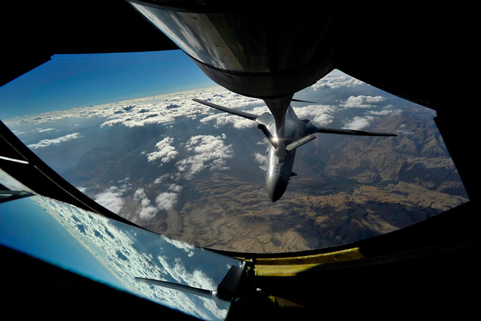Oanh tạc cơ B-1B Lancer của Không quân Mỹ được tiếp nhiên liệu tại Afghanistan.