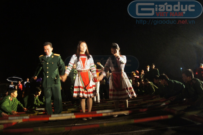 Giao lưu văn nghệ với đoàn viên thanh niên địa phương