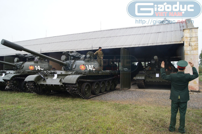 Bảo quản thiết bị, vũ khí, súng 12ly7 trên tháp pháo