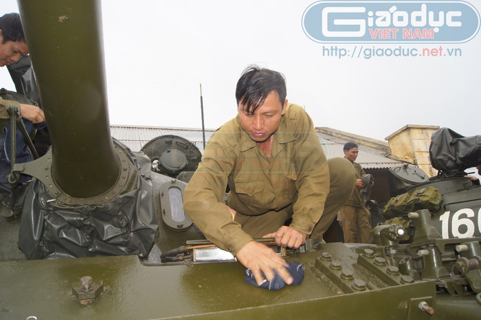 Bảo quản thiết bị, vũ khí, súng 12ly7 trên tháp pháo