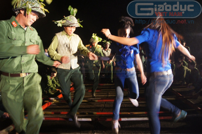 Giao lưu văn nghệ với đoàn viên thanh niên địa phương