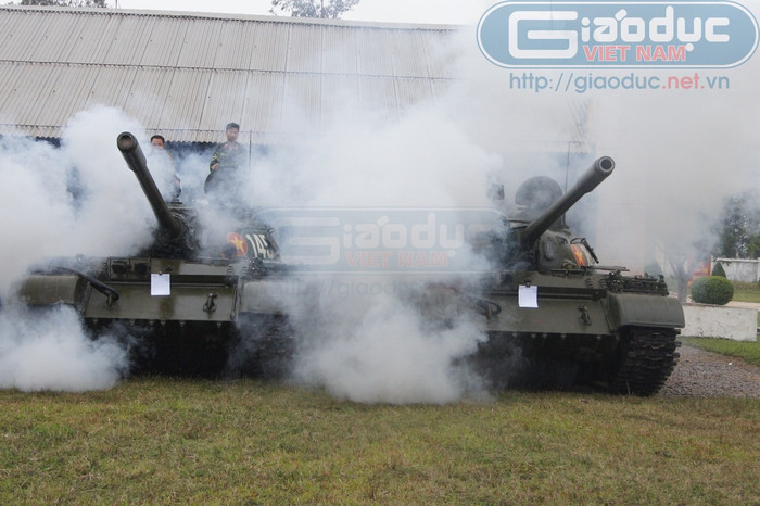 Thành lập ngày 10/4/1973, Lữ đoàn xe tăng 215 – Binh chủng Tăng Thiết giáp đã tham gia nhiều trận đánh lớn nhỏ trong kháng chiến chống Mỹ và thực hiện nghĩa vụ quốc tế giúp nhân dân Campuchia. Năm 2004, Lữ đoàn vinh dự được phong tặng danh hiệu Anh hùng Lực lượng vũ trang Nhân dân. Ảnh: Kíp xe Tiểu đoàn 1 sẵn sàng cơ động chiến đấu sau ít phút nhận lệnh của chỉ huy đơn vị