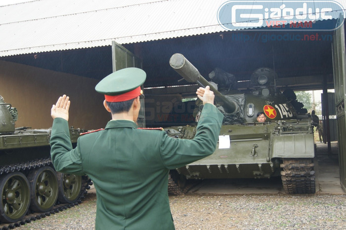 Bảo quản thiết bị, vũ khí, súng 12ly7 trên tháp pháo