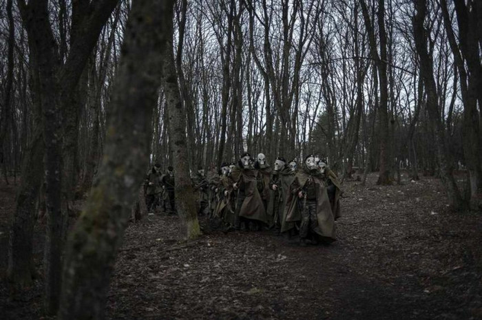 Đeo mặt nạ phòng độc hành quân trong rừng Đeo mặt nạ phòng độc hành quân trong rừng