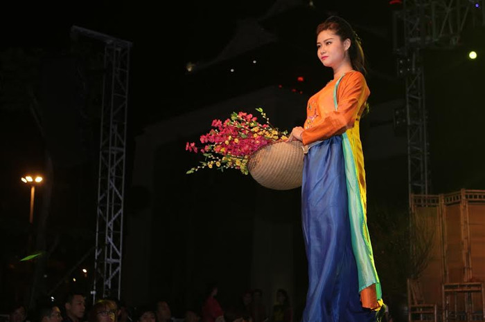 Được thiết kế trên hai chất liệu chính là lụa và đũi, “Ngày mùa” tôn vinh vẻ đẹp đoan trang, thuần khiết của những cô thôn nữ xưa.