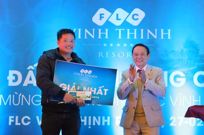 Ban Tổ chức trao giải nhất cho cần thủ Lê Hải Nam.