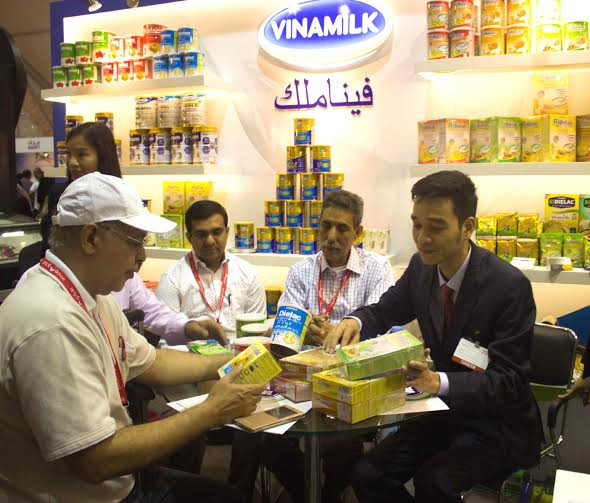 Ông Võ Trung Hiếu - Giám đốc Kinh doanh Quốc tế Vinamilk giới thiệu với các đối tác các sản phẩm mới của Vinamilk tại hội chợ Gulfood 2016. Ông Võ Trung Hiếu - Giám đốc Kinh doanh Quốc tế Vinamilk giới thiệu với các đối tác các sản phẩm mới của Vinamilk tại hội chợ Gulfood 2016.