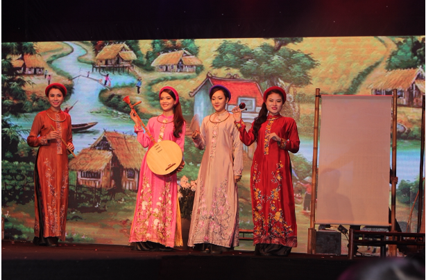 Lấy bối cảnh ruộng đồng Bắc Bộ, các mẫu áo dài đưa khách xem đến với không khí các lễ hội mừng mùa vàng bội thu. Các mẫu mã, kiểu dáng áo dài thay đổi qua từng giai đoạn được tái hiện sinh động.