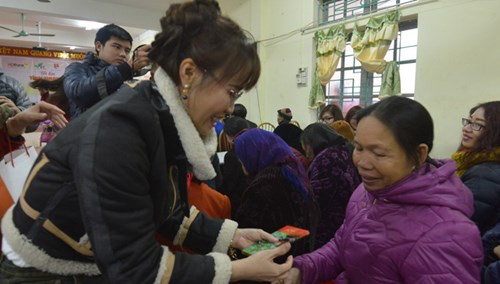 Trao tặng lì xì, chúc năm mới may mắn.