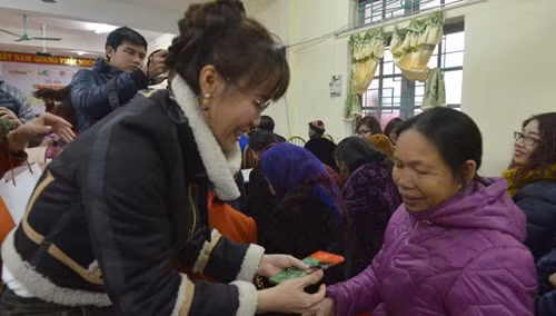 Trao tặng lì xì, chúc năm mới may mắn.