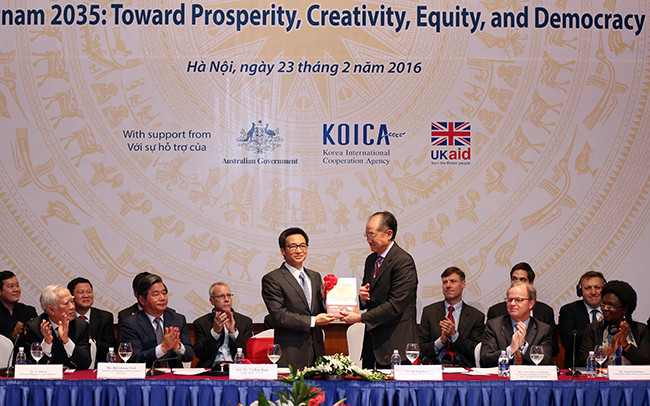 Phó Thủ tướng Vũ Đức Đam và Chủ tịch WB Jim Yong Kim chính thức công bố Báo cáo Việt Nam 2035. Ảnh: VGP/Đình Nam Phó Thủ tướng Vũ Đức Đam và Chủ tịch WB Jim Yong Kim chính thức công bố Báo cáo Việt Nam 2035. Ảnh: VGP/Đình Nam