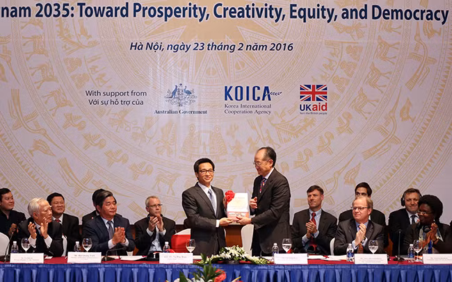 Phó Thủ tướng Vũ Đức Đam và Chủ tịch WB Jim Yong Kim chính thức công bố Báo cáo Việt Nam 2035. Ảnh: VGP/Đình Nam