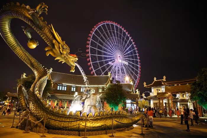 Không chỉ có lễ hội Hạt ngọc trời, đến với Asia Park đầu năm mới, du khách còn được dạo chơi trong không gian Châu Á lung linh kỳ ảo, rực rỡ sắc màu của hàng loạt tuyệt tác kiến trúc như Cổng Thành, Tháp Đồng hồ, Sun Wheel, Thuyền rồng, Tượng Phật…