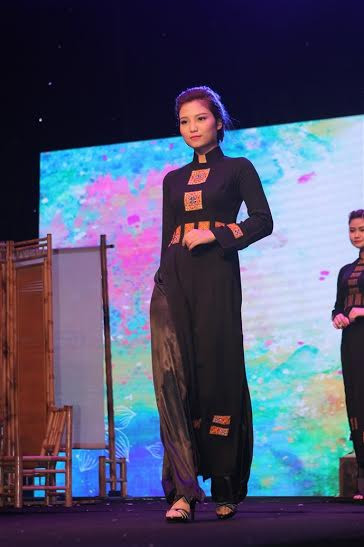 Tới áo dài hiện đại tinh tế, sang trọng nhưng vẫn lưu giữ yếu tố hoài cổ.