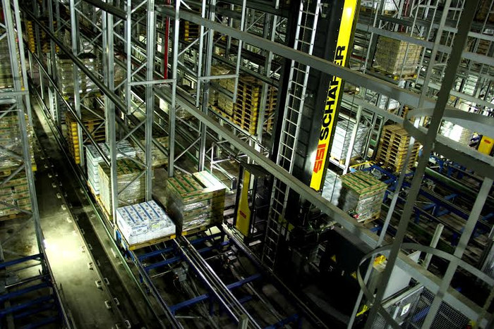 Nhà máy sữa Việt Nam của Vinamilk có hệ thống kho thông minh đầu tiên và lớn nhất tại Việt Nam. Kho có diện tích 6 ha và 20 ngõ xuất nhập, có chiều dài 105 m, cao 35 m, gồm 17 tầng giá đỡ, với sức chứa là 27.168 pallet tương đương với 1.630.000 thùng sữa. Nhà máy sữa Việt Nam của Vinamilk có hệ thống kho thông minh đầu tiên và lớn nhất tại Việt Nam. Kho có diện tích 6 ha và 20 ngõ xuất nhập, có chiều dài 105 m, cao 35 m, gồm 17 tầng giá đỡ, với sức chứa là 27.168 pallet tương đương với 1.630.000 thùng sữa.