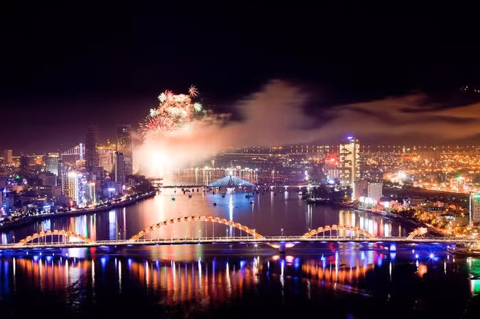 Tọa lạc ngay dải biển đẹp nhất miền Trung, là tâm điểm của 3 di sản văn hóa thế giới: cố đô Huế, phố cổ Hội An và Thánh địa Mỹ Sơn, Đà Nẵng hút hàng triệu lượt khách du lịch trong và ngoài nước. Tọa lạc ngay dải biển đẹp nhất miền Trung, là tâm điểm của 3 di sản văn hóa thế giới: cố đô Huế, phố cổ Hội An và Thánh địa Mỹ Sơn, Đà Nẵng hút hàng triệu lượt khách du lịch trong và ngoài nước.