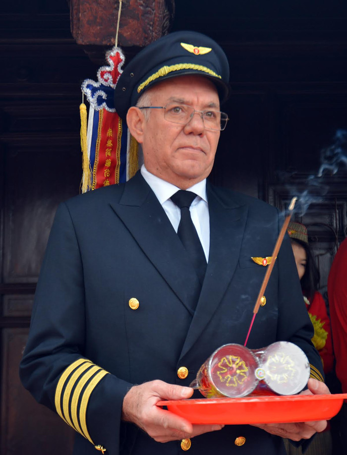 Vị cơ trưởng người Brazil đã làm việc trong các hãng hàng không quốc tế danh tiếng và bay tới khắp nơi trên thế giới chia sẻ ông đã đọc nhiều sách về đạo phật và biết "sự tích" tết ông Công, ông Táo của Việt Nam. Vị cơ trưởng người Brazil đã làm việc trong các hãng hàng không quốc tế danh tiếng và bay tới khắp nơi trên thế giới chia sẻ ông đã đọc nhiều sách về đạo phật và biết "sự tích" tết ông Công, ông Táo của Việt Nam.