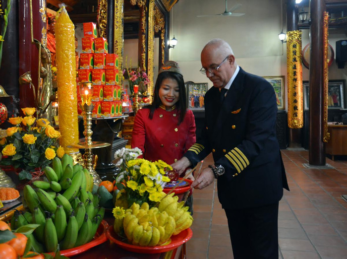 "Tôi đọc sách và được biết theo tín ngưỡng cổ truyền, hôm nay là ngày các bạn làm lễ cúng và thả phóng sinh cá chép để đưa ông Táo lên trời báo công với Ngọc Hoàng và lên kế hoạch cho năm mới. Tổ bay chúng tôi muốn thực hiện nghi thức này tại cổ tự Trấn Quốc, một ngôi "quốc bảo" của Việt Nam với ước nguyện "báo cáo" những thành tích nổi bật Vietjet đã đạt được trong năm qua", cơ trưởng Carlos Braganca vui vẻ chia sẻ. "Tôi đọc sách và được biết theo tín ngưỡng cổ truyền, hôm nay là ngày các bạn làm lễ cúng và thả phóng sinh cá chép để đưa ông Táo lên trời báo công với Ngọc Hoàng và lên kế hoạch cho năm mới. Tổ bay chúng tôi muốn thực hiện nghi thức này tại cổ tự Trấn Quốc, một ngôi "quốc bảo" của Việt Nam với ước nguyện "báo cáo" những thành tích nổi bật Vietjet đã đạt được trong năm qua", cơ trưởng Carlos Braganca vui vẻ chia sẻ.