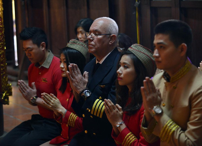 Tổ bay thành kính làm lễ tại chùa Trấn Quốc trước khi thực hiện các nghi thức phóng sinh. Tổ bay thành kính làm lễ tại chùa Trấn Quốc trước khi thực hiện các nghi thức phóng sinh.