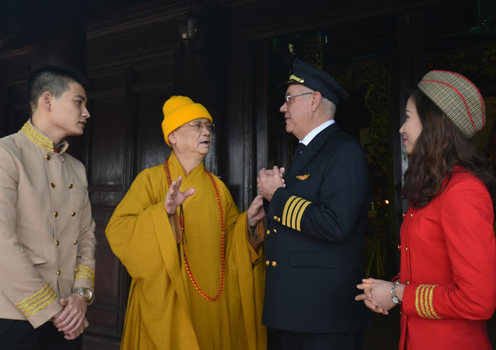 Vị cơ trưởng xúc động nói: "Tôi thấy rất vui và hạnh phúc khi được thực hiện những nghi thức thiêng liêng đầu năm trong màu áo phi công của một hãng hàng không Việt Nam ra đời với sứ mệnh phát triển để nhiều người được đi máy bay". Tổ bay rời chùa Trấn Quốc đúng 12 giờ cùng kế hoạch phục vụ bay đêm trong mùa cao điểm, để người dân kịp về sum họp gia đình, vui xuân, đón tết. Xung quanh hồ Tây, nhiều người dân cũng bắt đầu tấp nập phóng sinh cá chép, rùa, ốc trong mưa xuân bay lất phất... Vị cơ trưởng xúc động nói: "Tôi thấy rất vui và hạnh phúc khi được thực hiện những nghi thức thiêng liêng đầu năm trong màu áo phi công của một hãng hàng không Việt Nam ra đời với sứ mệnh phát triển để nhiều người được đi máy bay". Tổ bay rời chùa Trấn Quốc đúng 12 giờ cùng kế hoạch phục vụ bay đêm trong mùa cao điểm, để người dân kịp về sum họp gia đình, vui xuân, đón tết. Xung quanh hồ Tây, nhiều người dân cũng bắt đầu tấp nập phóng sinh cá chép, rùa, ốc trong mưa xuân bay lất phất...