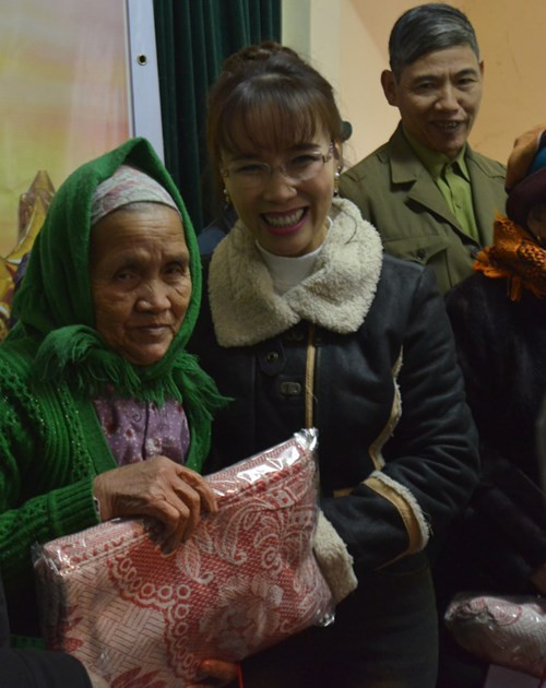 Trao tặng những tấm chăn, áo ấm… trong chương trình Tết ấm tình thương.