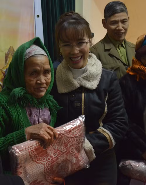 Trao tặng những tấm chăn, áo ấm… trong chương trình Tết ấm tình thương.