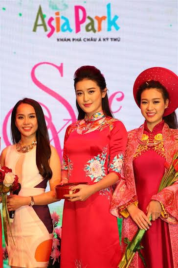 Á hậu Huyền My tỏa sáng sân khấu với trang phục áo dài họa tiết công phượng cầu kỳ, hút mắt.