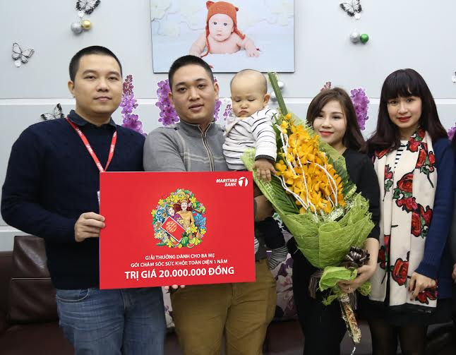 Đại diện Maritime Bank chia sẻ niềm vui với khách hàng may mắn.