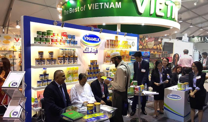 Các đối tác và khách hàng tìm hiểu về các sản phẩm sữa bột và bột dinh dưỡng dành riêng cho thị trường Trung Đông của Vinamilk Các đối tác và khách hàng tìm hiểu về các sản phẩm sữa bột và bột dinh dưỡng dành riêng cho thị trường Trung Đông của Vinamilk