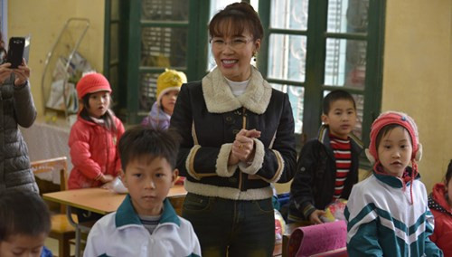 Tặng quà, giao lưu với các em nhỏ trường tiểu học Phúc Tiến.