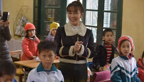 Tặng quà, giao lưu với các em nhỏ trường tiểu học Phúc Tiến.