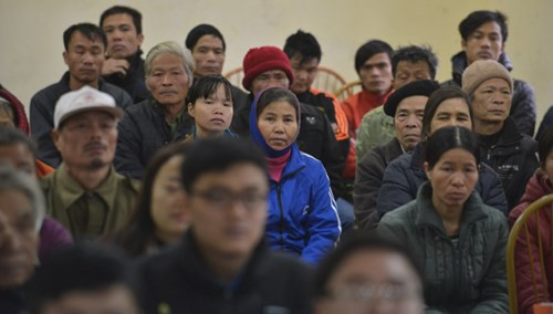 Người dân chật kín hội trường lắng nghe nữ CEO ngành hàng không hát tặng.