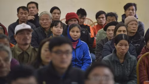 Người dân chật kín hội trường lắng nghe nữ CEO ngành hàng không hát tặng.