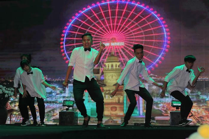 Xen lẫn các màn trình diễn trang phục Việt là nhiều tiết mục văn hóa nghệ thuật hấp dẫn,những điệu nhảy sôi động rộn ràng.