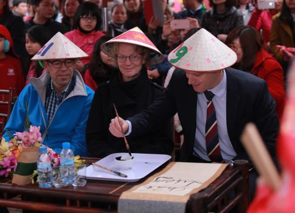 Với chủ đề Xuân yêu thương, Xuân kết nối, Hội xuân của các bạn học sinh Vinschool còn thu hút những bạn bè quốc tế tới tham dự, cùng hoà mình trong không khí đón Tết cổ truyền ở Việt Nam. Ngài Phó Đại sứ New Zealand Robbie Taylor cho biết rất ấn tượng với Hội Xuân và cũng đã thử viết thư pháp bằng cả tiếng Anh và tiếng Việt khi tới tham dự chương trình. Với chủ đề Xuân yêu thương, Xuân kết nối, Hội xuân của các bạn học sinh Vinschool còn thu hút những bạn bè quốc tế tới tham dự, cùng hoà mình trong không khí đón Tết cổ truyền ở Việt Nam. Ngài Phó Đại sứ New Zealand Robbie Taylor cho biết rất ấn tượng với Hội Xuân và cũng đã thử viết thư pháp bằng cả tiếng Anh và tiếng Việt khi tới tham dự chương trình.