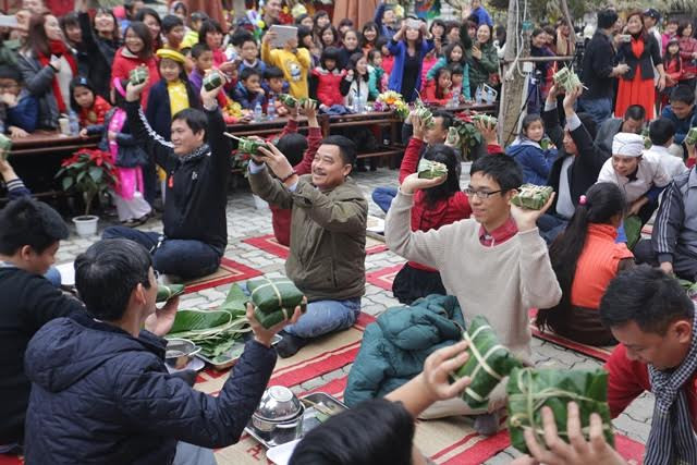 Không chỉ đặc biệt bởi tinh thần “học sinh làm chủ”, Hội Xuân Vinsers 2016 thực sự là một ngày hội sum vầy và kết nối gia đình, cộng đồng. Hội thi “Gói bánh chưng cặp bố - con” thu hút đông đảo các gia đình thích thú tham gia, hào hứng cổ vũ. Không chỉ đặc biệt bởi tinh thần “học sinh làm chủ”, Hội Xuân Vinsers 2016 thực sự là một ngày hội sum vầy và kết nối gia đình, cộng đồng. Hội thi “Gói bánh chưng cặp bố - con” thu hút đông đảo các gia đình thích thú tham gia, hào hứng cổ vũ.