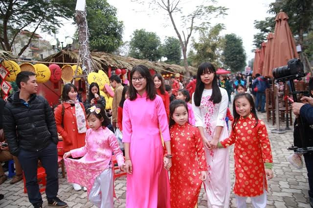 Không chỉ đảm nhận nhiều vai trò “chủ chốt” khác nhau ở riêng Hội Xuân Vinsers 2016, tinh thần “làm chủ bản thân” từ từng hoạt động tại trường lớp, hướng tới cộng đồng như vậy đang được các em không ngừng rèn luyện để có thể trở thành thói quen hằng ngày của học sinh Vinschool. Không chỉ đảm nhận nhiều vai trò “chủ chốt” khác nhau ở riêng Hội Xuân Vinsers 2016, tinh thần “làm chủ bản thân” từ từng hoạt động tại trường lớp, hướng tới cộng đồng như vậy đang được các em không ngừng rèn luyện để có thể trở thành thói quen hằng ngày của học sinh Vinschool.