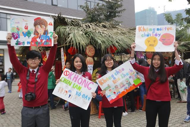 Các học sinh Vinschool đã tích cực tạo nên ngày hội Xuân Vinsers mang đậm dấu ấn chủ động, tinh thần trách nhiệm bằng nhiều hoạt động sáng tạo. Để làm nên một hình ảnh lễ hội thanh lịch, hiện đại, Hội đồng học sinh Vinschool đã thành lập đội xung kích Vinsers Văn minh tuyên truyền về những nét văn minh lịch sự trong Hội xuân, hay Đội Du ca, Đội nhảy Flashmob giúp ngày hội Xuân thêm phần sôi động. Các học sinh Vinschool đã tích cực tạo nên ngày hội Xuân Vinsers mang đậm dấu ấn chủ động, tinh thần trách nhiệm bằng nhiều hoạt động sáng tạo. Để làm nên một hình ảnh lễ hội thanh lịch, hiện đại, Hội đồng học sinh Vinschool đã thành lập đội xung kích Vinsers Văn minh tuyên truyền về những nét văn minh lịch sự trong Hội xuân, hay Đội Du ca, Đội nhảy Flashmob giúp ngày hội Xuân thêm phần sôi động.