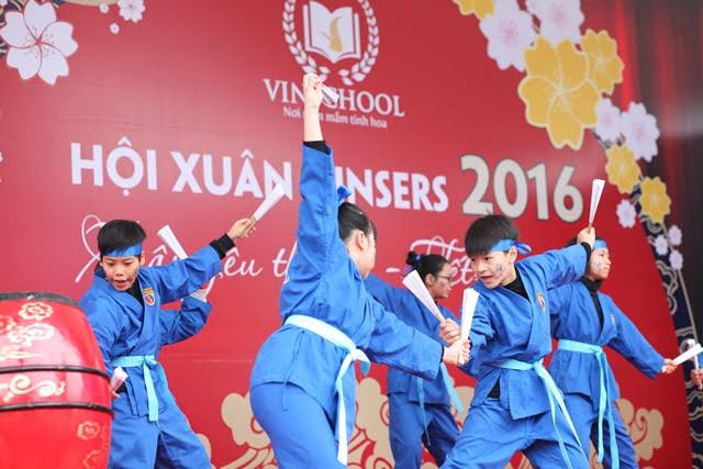 Học sinh Vinschool còn tạo nên những màn biểu diễn nghệ thuật mang đậm bản sắc Việt như màn trình diễn kết hợp võ – vũ đạo “Vitradance”, liên khúc Xuân 3 miền, hòa tấu cồng chiêng kết hợp nhạc cụ dân tộc. Tất cả đều lồng ghép nhiều hoạt động nghệ thuật mà các em được học trong giờ chính khóa như thanh nhạc, hòa tấu và bộ gõ, võ Vovinam… Học sinh Vinschool còn tạo nên những màn biểu diễn nghệ thuật mang đậm bản sắc Việt như màn trình diễn kết hợp võ – vũ đạo “Vitradance”, liên khúc Xuân 3 miền, hòa tấu cồng chiêng kết hợp nhạc cụ dân tộc. Tất cả đều lồng ghép nhiều hoạt động nghệ thuật mà các em được học trong giờ chính khóa như thanh nhạc, hòa tấu và bộ gõ, võ Vovinam…