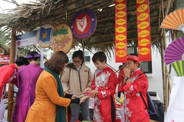 Gian hàng của Hội đồng học sinh thu hút đông đảo người mua bán với các sản phẩm “độc” như: phong bao lì xì với những tác phẩm mỹ thuật của học sinh Vinschool, đồ mỹ thuật handmade,... Các em đã hoạt động rất tích cực nhằm lan tỏa tinh thần thiện nguyện, sẻ chia và tạo ấn tượng đầy nhân văn. Gian hàng của Hội đồng học sinh thu hút đông đảo người mua bán với các sản phẩm “độc” như: phong bao lì xì với những tác phẩm mỹ thuật của học sinh Vinschool, đồ mỹ thuật handmade,... Các em đã hoạt động rất tích cực nhằm lan tỏa tinh thần thiện nguyện, sẻ chia và tạo ấn tượng đầy nhân văn.