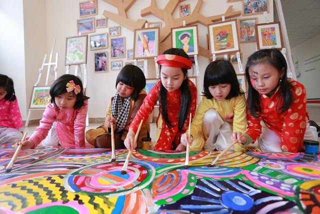 Bố mẹ và con còn có thể cùng nhau góp phần vẽ nên bức tranh Circle Painting – Vòng tròn kết nối yêu thương với hàng nghìn người dự hội. Circle Painting là một hoạt động kết nối cộng đồng thông qua mỹ thuật nổi tiếng thế giới, góp phần thể hiện thông điệp kết nối trong “Tết sum vầy” tại Hội Xuân Vinsers. Điểm vẽ Vòng tròn yêu thương lúc nào cũng nhộn nhịp các học sinh cùng chia sẻ khoảnh khắc “cảm nhận cuộc sống – giao hòa cảm xúc” tại Hội Xuân Vinsers. Bố mẹ và con còn có thể cùng nhau góp phần vẽ nên bức tranh Circle Painting – Vòng tròn kết nối yêu thương với hàng nghìn người dự hội. Circle Painting là một hoạt động kết nối cộng đồng thông qua mỹ thuật nổi tiếng thế giới, góp phần thể hiện thông điệp kết nối trong “Tết sum vầy” tại Hội Xuân Vinsers. Điểm vẽ Vòng tròn yêu thương lúc nào cũng nhộn nhịp các học sinh cùng chia sẻ khoảnh khắc “cảm nhận cuộc sống – giao hòa cảm xúc” tại Hội Xuân Vinsers.